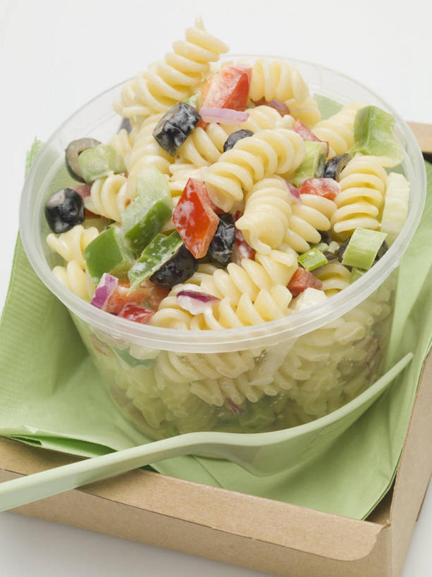 面食,通心粉,无人,竖图,俯视,室内,特写,白天,白色背景,西餐,餐具,阴影,反射,叉子,碟子,盘,影子,塑料,面,通心面,料理,食品,食物,一个,盘子,餐巾,容器,塑料制品,碟,碗,西式,摄影,影棚,单个,储藏,储存,餐叉,保洁方巾,口布,进餐用具,彩图,高角度拍摄,影棚拍摄,拍摄,贮存