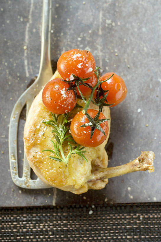 无人,竖图,俯视,室内,特写,白天,烹饪,西餐,桌面,桌子,蔬菜,西红柿,小番茄,厨具,金属制品,阴影,新鲜,反射,金属,木制,影子,鸡肉,肉,料理,食品,案板,锅铲,鸡腿,菜肴,美食,肉类,砧板,食物,木制品,四个,西式,摄影,佳肴,有机食品,绿色食品,影棚,鸡腿肉,肉食,烹饪用具,小西红柿,樱桃小番茄,珍珠小番茄,烹调用具,樱桃番茄,圣女果,番茄,烹调,彩图,高角度拍摄,影棚拍摄,拍摄