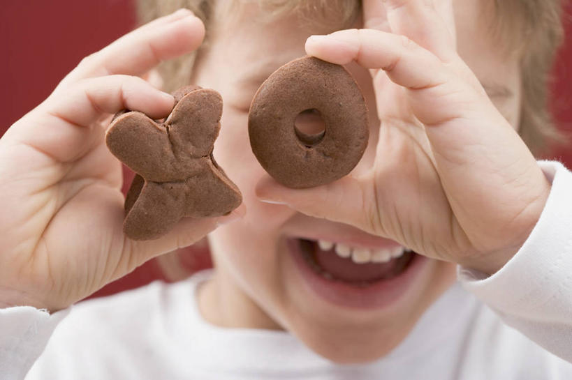 点心,西方人,儿童,脸,头,脸颊,手,一个人,站,笑,微笑,露齿笑,横图,室内,特写,白天,正面,纯洁,欧洲,欧洲人,双手,仅一个女性,仅一个人,握,阴影,红色背景,朦胧,模糊,反射,英文,标志,文字,影子,字符,字母,食品,糖,糖果,甜点,甜品,曲奇,拿,拿着,标识,肩膀,食物,两个,小孩,白色,饼干,甜食,零食,巧克力,站着,仅一个小孩,手部,可爱,童年,童趣,握着,遮,遮掩,摄影,影棚,朱古力,英文字母,掩盖,遮挡,曲奇饼,童真,曲奇饼干,烂漫,无邪,遮盖,掩饰,天真,女孩,女人,女性,白种人,孩子,头部,脸部,脸蛋,面部,站立,半身,彩图,影棚拍摄,拍摄,女生