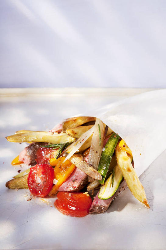 无人,竖图,俯视,室内,特写,白天,白色背景,烹饪,西餐,餐桌,桌面,桌子,蔬菜,土豆,西红柿,小番茄,阴影,新鲜,反射,木制,影子,纸盒,料理,食品,薯条,菜肴,美食,盒子,食物,包装盒,木制品,快餐,西式,摄影,佳肴,有机食品,绿色食品,影棚,餐台,西式快餐,垃圾食品,馍馍蛋,小西红柿,樱桃小番茄,珍珠小番茄,樱桃番茄,洋芋,圣女果,山药蛋,马铃薯,番茄,彩图,高角度拍摄,影棚拍摄,拍摄