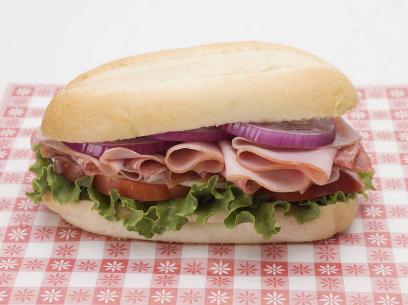 点心,面包,无人,横图,俯视,室内,特写,白天,白色背景,烹饪,西餐,桌面,桌子,蔬菜,洋葱,阴影,花纹,新鲜,反射,木制,布料,方格,格子,影子,生菜,莴苣,肉,三明治,料理,食品,面点,布纹,火腿,猪肉,菜肴,美食,肉类,桌布,食物,腌制,糕点,一个,红色,餐巾,木制品,台布,快餐,西式,摄影,佳肴,有机食品,绿色食品,影棚,单个,玉葱,肉食,西式快餐,小圆面包,三文治,豚肉,春菜,鹅仔菜,莴仔菜,千金菜,叶用莴苣,奶油生菜,熏制,火肉,兰熏,猪腿,圆葱,洋葱头,球葱,葱头,彩图,高角度拍摄,影棚拍摄,拍摄