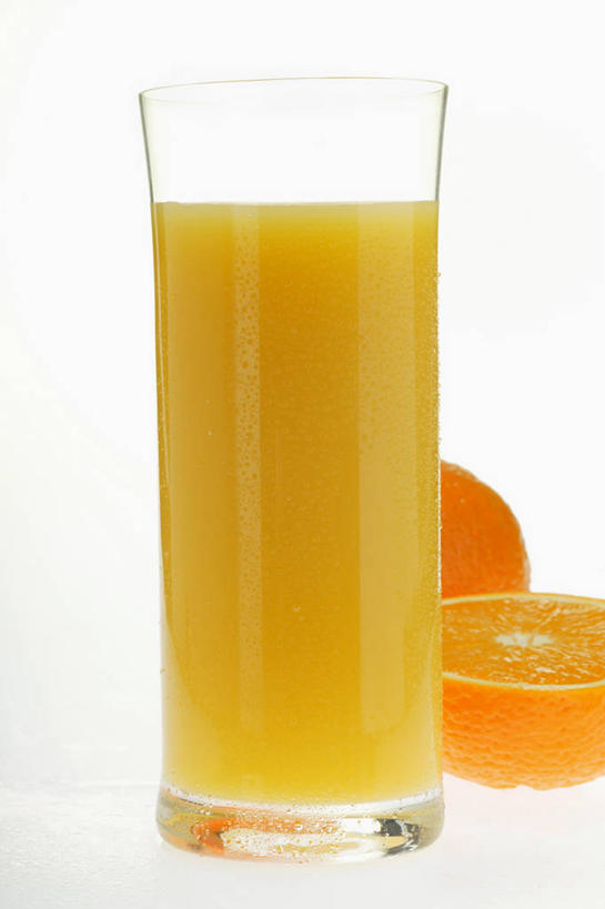 果汁,无人,竖图,室内,特写,白天,白色背景,正面,柑橘,杯子,水果,切开,阴影,新鲜,反射,影子,生食,橙汁,食品,果实,饮品,一杯,玻璃制品,食物,饮料,水杯,切,橙色,摄影,有机食品,绿色食品,影棚,可口,剖面,切面,适口,玻璃杯,橘子,桔子,橙子,橙,彩图,影棚拍摄,拍摄