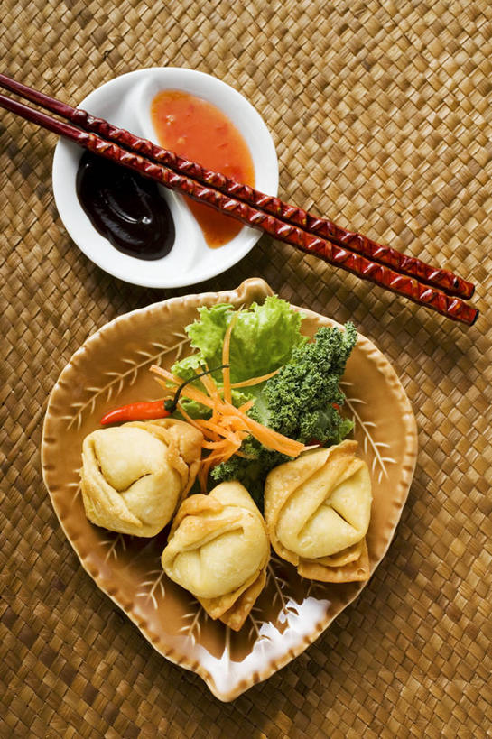 点心,馄饨,面食,无人,竖图,俯视,室内,特写,白天,筷子,桌面,桌子,萝卜,胡萝卜,蔬菜,餐具,一双,阴影,新鲜,反射,木制,碟子,盘,影子,调料,酱料,酱汁,佐料,料理,食品,面点,调味品,调味料,文化,传统,酱,辣酱,美食,食物,盘子,木制品,碟,中式,摄影,有机食品,绿色食品,影棚,礼节,辣椒酱,礼仪,扁肉,进餐用具,红萝卜,甘荀,彩图,高角度拍摄,影棚拍摄,拍摄