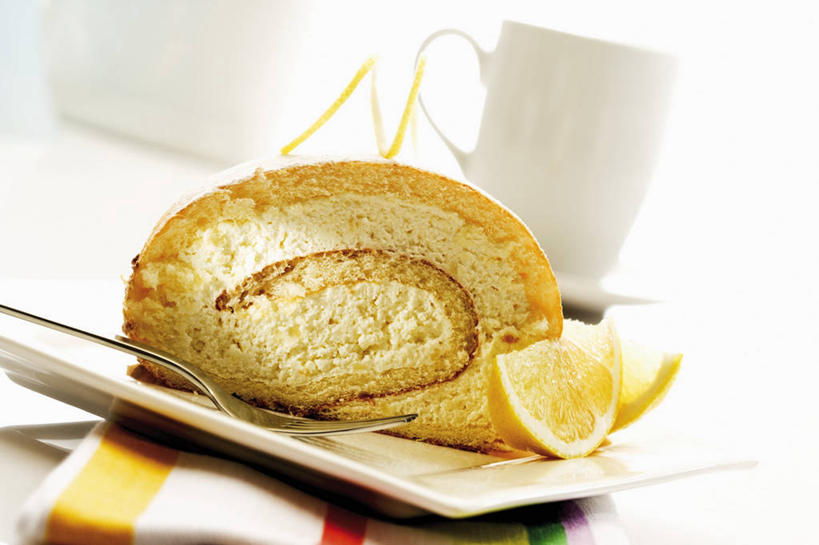 点心,无人,横图,俯视,室内,特写,白天,白色背景,下午茶,桌面,桌子,柠檬,杯子,餐具,水果,两片,一块,切开,阴影,朦胧,模糊,新鲜,反射,木制,布料,瓷器,碟子,盘,影子,生食,食品,果实,咖啡杯,陶瓷制品,布纹,桌布,食物,糕点,盘子,餐巾,木制品,碟,台布,切,摄影,有机食品,绿色食品,影棚,瓷杯,剖面,切面,海绵蛋糕,益母果,柠果,彩图,高角度拍摄,影棚拍摄,拍摄,蛋糕