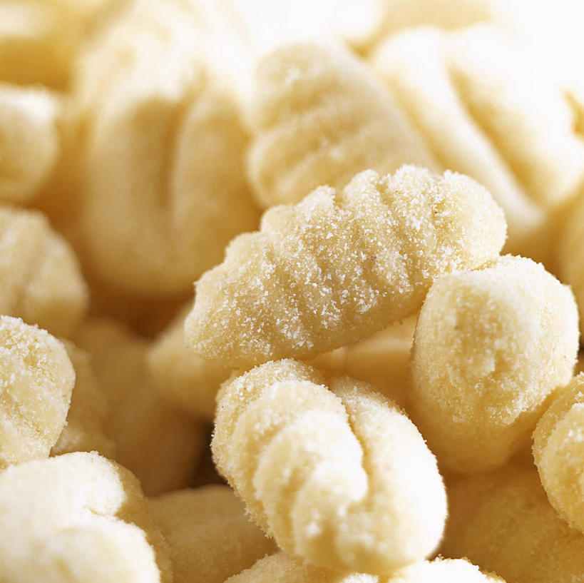 面食,无人,横图,俯视,室内,特写,白天,白色背景,烹饪,西餐,一堆,许多,阴影,堆叠,堆积,朦胧,模糊,反射,影子,料理,食品,饺子,面点,小吃,菜肴,美食,食物,西式,摄影,佳肴,影棚,堆,意大利饺子,彩图,高角度拍摄,影棚拍摄,拍摄