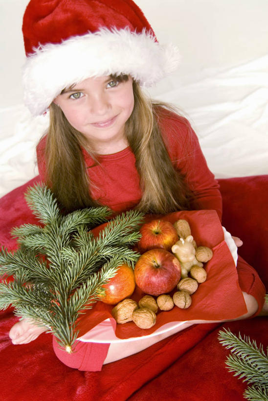 西方人,儿童,一个人,坐,捧,笑,盘腿,微笑,露齿笑,竖图,俯视,室内,白天,纯洁,床,卧室,苹果,餐具,帽子,水果,叶子,欧洲,圣诞节,欧洲人,仅一个女性,仅一个人,节日,庆祝,新鲜,碟子,盘,墙,双人床,生食,食品,果实,绿叶,床单,注视,文化,被子,墙壁,墙面,食物,小孩,红色,白色,盘子,碟,观察,看,仅一个小孩,庆典,圣诞帽,嫩叶,可爱,童年,童趣,有机食品,绿色食品,观看,纪念,察看,被单,关注,童真,烂漫,无邪,棉帽,天真,女孩,女人,女性,白种人,孩子,叶,叶片,端,端着,盘腿而坐,盘膝,盘着腿的,盘着腿坐,捧着,手捧,双腿交叉,坐着,半身,彩图,高角度拍摄,睡房,卧房,女生