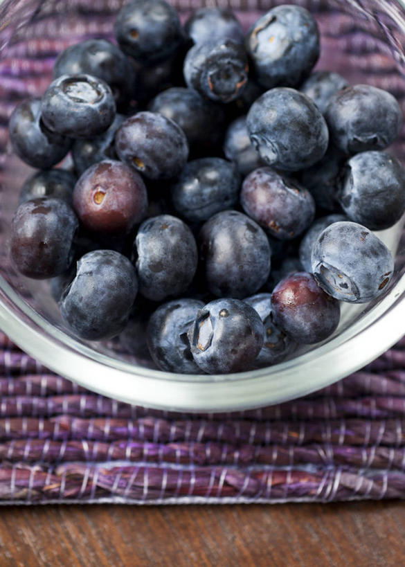 无人,竖图,俯视,室内,特写,白天,桌面,桌子,浆果,蓝莓,水果,玻璃,阴影,新鲜,反射,木制,布料,影子,生食,食品,果实,布纹,玻璃制品,桌布,食物,一个,紫色,餐巾,木制品,容器,台布,碗,摄影,有机食品,绿色食品,影棚,单个,储藏,储存,山都柿,蓝浆果,蓝靛果,彩图,高角度拍摄,影棚拍摄,拍摄,贮存