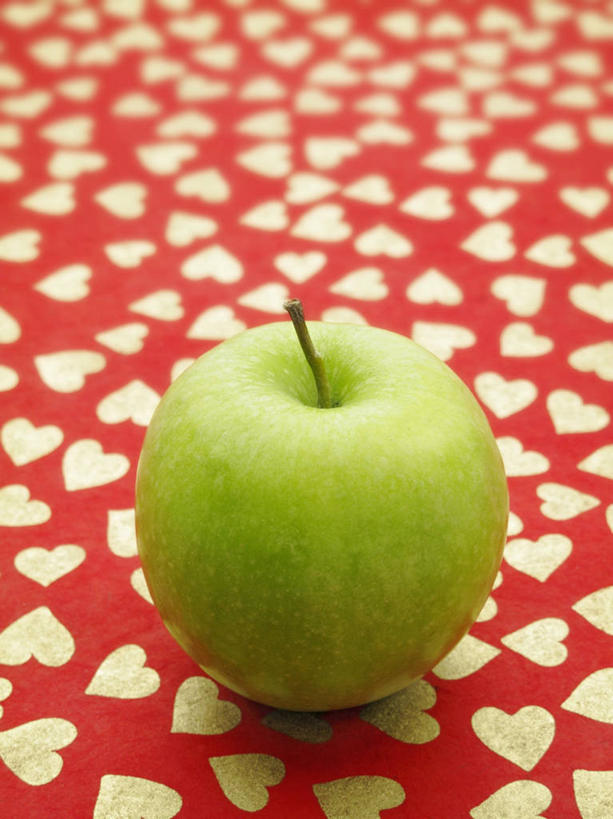 无人,竖图,俯视,室内,特写,白天,爱情,餐桌,桌子,苹果,水果,阴影,爱心,新鲜,反射,布料,影子,生食,食品,果实,浪漫,布纹,桌布,食物,一个,红色,绿色,餐巾,台布,青苹果,温暖,温馨,心形,金色,恩爱,摄影,有机食品,绿色食品,影棚,单个,餐台,和睦,心型,彩图,高角度拍摄,影棚拍摄,拍摄,融洽