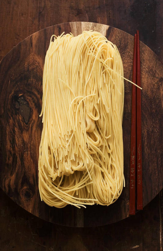 面食,面条,无人,竖图,俯视,室内,特写,白天,餐桌,桌子,一堆,许多,阴影,堆叠,堆积,反射,木制,影子,面,料理,食品,案板,砧板,食物,黄色,木制品,摄影,影棚,餐台,堆,彩图,高角度拍摄,影棚拍摄,拍摄