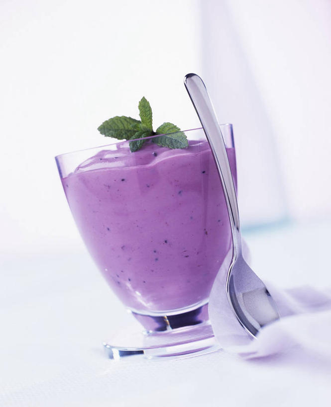 牛奶,无人,竖图,室内,特写,白天,白色背景,正面,植物,餐桌,桌子,杯子,叶子,金属制品,阴影,朦胧,模糊,反射,金属,影子,勺子,香料,绿叶,草药,饮品,营养,酸奶,中药,玻璃制品,饮料,一个,紫色,水杯,调羹,汤匙,香草,嫩叶,摄影,影棚,单个,餐台,罗勒,乳制品,奶,紫苏,药材,中草药,发酵,九层塔,圣约瑟夫草,甜罗勒,兰香,中药材,本草,优格,优酪乳,叶,叶片,玻璃杯,彩图,影棚拍摄,拍摄