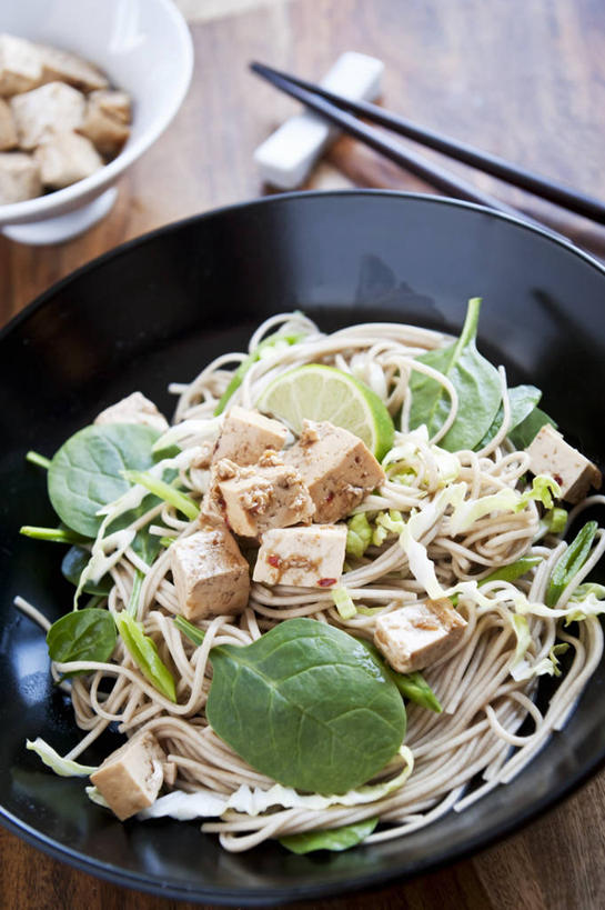 面食,面条,豆腐,无人,竖图,俯视,室内,特写,白天,烹饪,餐桌,筷子,桌子,菠菜,蔬菜,餐具,一双,阴影,新鲜,反射,木制,影子,陶瓷,面,日本料理,料理,食品,筷架,陶瓷制品,筷枕,文化,传统,菜肴,美食,食物,一个,木制品,容器,碗,日式料理,日式,摄影,佳肴,有机食品,绿色食品,影棚,单个,餐台,储藏,礼节,筷子架,豆制品,储存,礼仪,进餐用具,鹦鹉菜,鼠根菜,角菜,红嘴绿鹦哥,赤根菜,菠薐菜,波斯草,彩图,高角度拍摄,影棚拍摄,拍摄,贮存