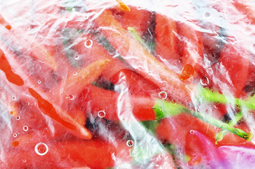 无人,横图,俯视,室内,特写,白天,餐桌,桌子,辣椒,蔬菜,袋子,一堆,许多,阴影,堆叠,堆积,新鲜,反射,影子,塑料,食品,食物,红色,塑料制品,摄影,有机食品,绿色食品,影棚,餐台,堆,塑封,辣角,红海椒,大椒,辣虎,广椒,辣子,红辣椒,海椒,番椒,彩图,高角度拍摄,影棚拍摄,拍摄,密封袋,塑封袋