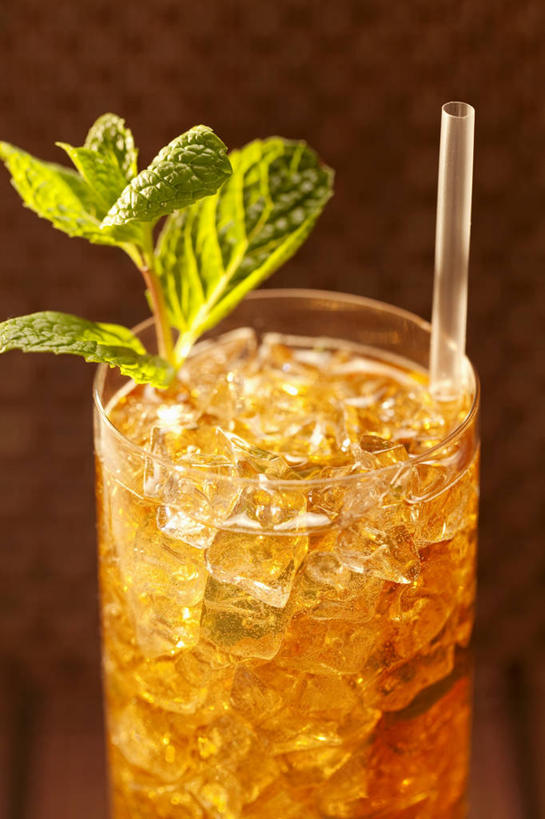 无人,竖图,室内,特写,白天,正面,杯子,许多,阴影,反射,影子,塑料,冰,调味,香料,佐料,冰块,薄荷,银丹草,酒类,一杯,文化,冷冻,玻璃制品,酒,饮料,一个,水杯,塑料制品,吸管,鸡尾酒,寒冷,调酒,摄影,影棚,褐色背景,冷藏,单个,配料,冰冷,创造,空心,想象,作料,饮管,保鲜,斑叶凤梨薄荷,苹果薄荷,夜息香,薄荷茱莉普,玻璃杯,彩图,影棚拍摄,拍摄,圆柱状