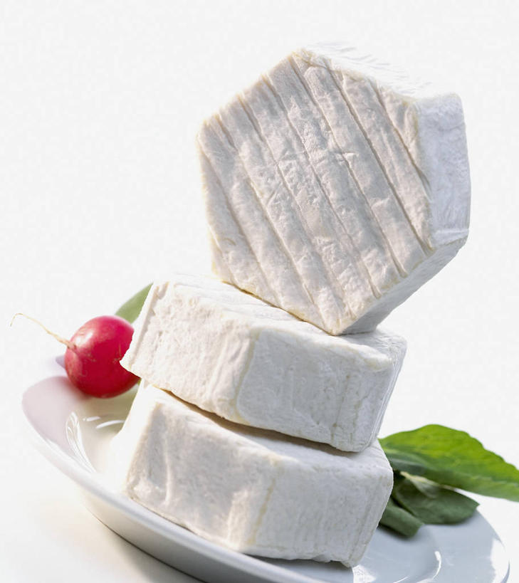 奶酪,无人,竖图,俯视,室内,特写,白天,白色背景,餐桌,桌子,萝卜,蔬菜,餐具,叶子,三块,一堆,阴影,堆叠,堆积,新鲜,反射,碟子,盘,影子,干酪,起司,食品,绿叶,芝士,营养,食物,一个,红色,白色,盘子,碟,嫩叶,乳酪,摄影,有机食品,绿色食品,影棚,水萝卜,单个,餐台,堆,乳制品,发酵,叶,叶片,彩图,高角度拍摄,影棚拍摄,拍摄