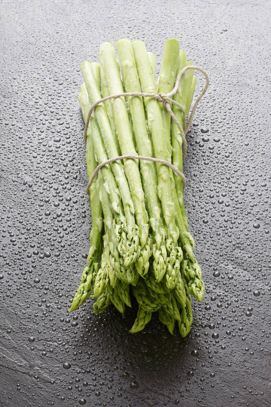 无人,竖图,俯视,室内,特写,白天,餐桌,桌子,芦笋,蔬菜,一堆,许多,阴影,堆叠,堆积,灰色背景,新鲜,反射,影子,食品,食物,绳子,摄影,有机食品,绿色食品,影棚,餐台,堆,捆绑,绳索,绑缚,猪尾巴,药鸡豆子,石刁柏,蚂蚁杆,龙须菜,狼尾巴根,彩图,高角度拍摄,影棚拍摄,拍摄