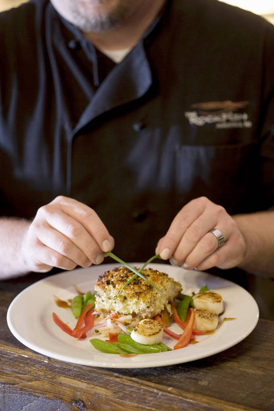 鱼子酱,西方人,手,一个人,坐,竖图,俯视,室内,特写,白天,爱情,烹饪,西餐,餐桌,桌子,蔬菜,餐具,叶子,欧洲,欧洲人,双手,仅一个男性,仅一个人,握,阴影,服装,新鲜,反射,木制,碟子,盘,影子,调料,酱料,酱汁,肉,鱼卵,佐料,料理,食品,绿叶,调味品,浪漫,鱼籽,调味料,休闲装,酱,菜肴,美食,肉类,装饰品,食物,仅一个年轻男性,一个,衣服,白色,盘子,戒指,木制品,饰品,首饰,碟,休闲,手部,休闲服,嫩叶,恩爱,西式,握着,服饰,佳肴,有机食品,绿色食品,单个,餐台,信物,权利,肉食,手饰,男人,男性,年轻男性,白种人,叶,叶片,坐着,半身,彩图,高角度拍摄