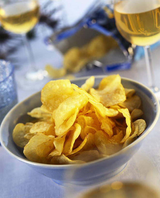 点心,红酒,葡萄酒,无人,竖图,俯视,室内,特写,白天,餐桌,桌子,杯子,金属制品,一堆,许多,阴影,堆叠,堆积,朦胧,模糊,反射,金属,高脚杯,影子,食品,红酒杯,白葡萄酒,酒类,两杯,薯片,玻璃制品,酒,食物,饮料,两个,黄色,酒杯,容器,碗,零食,摄影,影棚,餐台,储藏,堆,葡萄酒杯,储存,垃圾食品,玻璃杯,彩图,高角度拍摄,影棚拍摄,拍摄,贮存