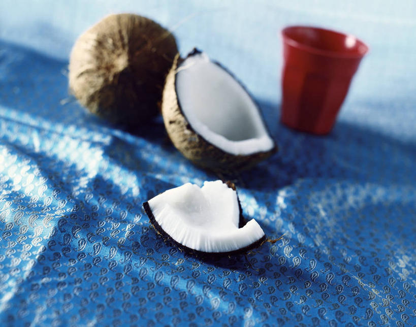 无人,横图,俯视,室内,特写,白天,餐桌,桌子,椰子,杯子,水果,阴影,朦胧,模糊,新鲜,反射,布料,影子,塑料,生食,食品,果实,布纹,桌布,食物,三个,红色,蓝色,餐巾,塑料制品,台布,摄影,有机食品,绿色食品,影棚,餐台,塑料杯,大椰,胥余,椰瓢,越王头,彩图,高角度拍摄,影棚拍摄,拍摄
