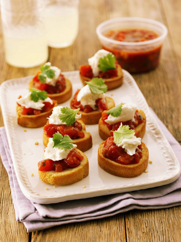 点心,面包,奶酪,无人,竖图,俯视,室内,特写,白天,烹饪,西餐,餐桌,桌子,蔬菜,西红柿,杯子,餐具,阴影,朦胧,模糊,新鲜,反射,木制,布料,碟子,盘,影子,干酪,起司,料理,食品,面点,芝士,营养,布纹,菜肴,美食,玻璃制品,桌布,食物,糕点,红色,盘子,餐巾,木制品,容器,水杯,碟,台布,乳酪,西式,摄影,佳肴,有机食品,绿色食品,影棚,餐台,储藏,乳制品,储存,发酵,玻璃杯,番茄,彩图,高角度拍摄,影棚拍摄,拍摄,贮存