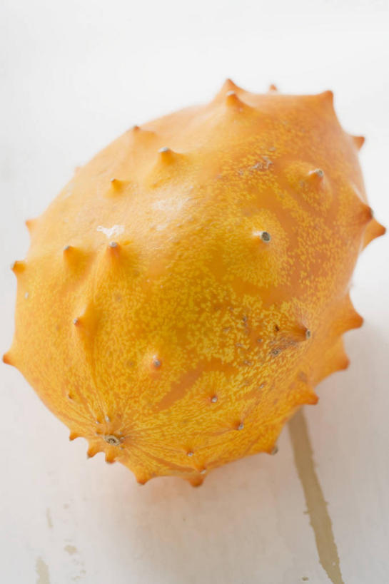 无人,竖图,俯视,室内,特写,白天,白色背景,餐桌,桌子,水果,阴影,新鲜,反射,影子,生食,食品,果实,刺角瓜,非洲角瓜,食物,一个,黄色,摄影,有机食品,绿色食品,影棚,单个,餐台,非洲黄瓜,非洲角黄瓜,彩图,高角度拍摄,影棚拍摄,拍摄