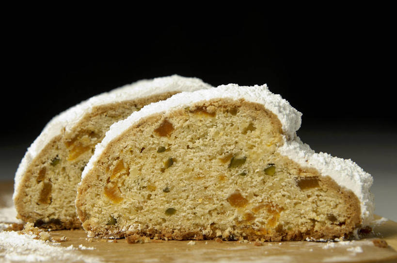 点心,面包,无人,横图,室内,特写,白天,正面,餐桌,桌子,圣诞节,两块,切开,阴影,黑色背景,节日,朦胧,模糊,庆祝,反射,影子,食品,坚果,面点,果实,文化,食物,糕点,干果,切,庆典,摄影,影棚,餐台,纪念,剖面,切面,彩图,影棚拍摄,拍摄