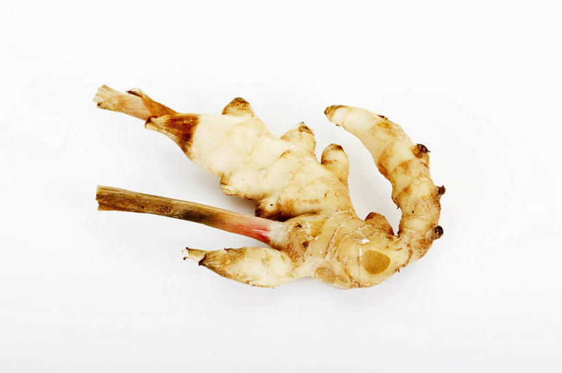 无人,横图,俯视,室内,特写,白天,白色背景,餐桌,桌子,姜,蔬菜,阴影,新鲜,反射,影子,调味,香料,佐料,食品,食物,一个,摄影,有机食品,绿色食品,影棚,单个,餐台,配料,止咳,止痛,作料,解毒,发汗,温肺,温胃,行气,止呕,百辣云,生姜,老姜,彩图,高角度拍摄,影棚拍摄,拍摄,散寒