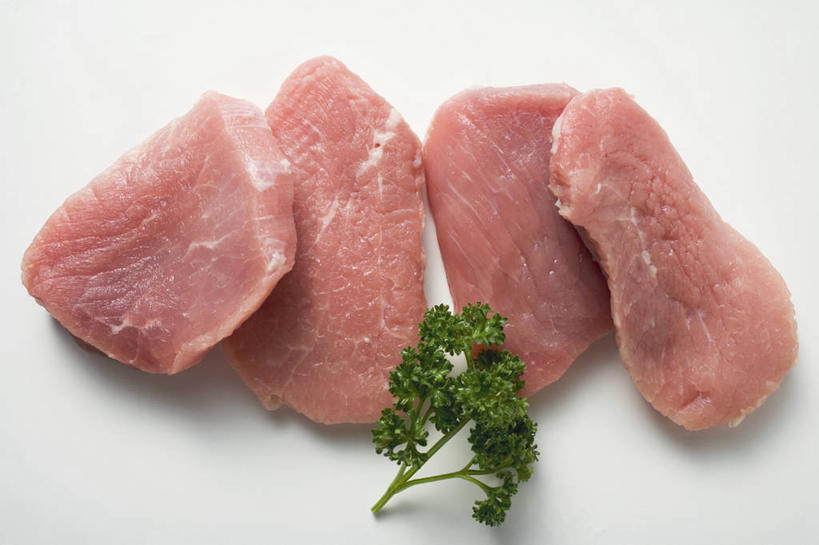 无人,横图,俯视,室内,特写,白天,白色背景,餐桌,桌子,芹菜,蔬菜,阴影,新鲜,反射,影子,肉,生食,食品,猪肉,肉类,食物,红色,四块,摄影,有机食品,绿色食品,荷兰芹,欧芹,香芹,影棚,餐台,肉食,豚肉,法香,巴西利,洋香菜,洋芫荽,法国香菜,旱芹菜,番荽,彩图,高角度拍摄,影棚拍摄,拍摄