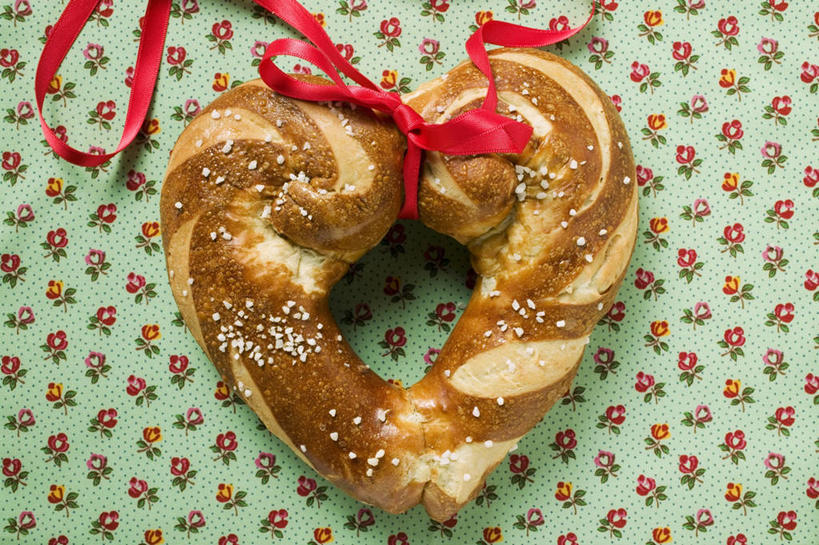 点心,无人,横图,俯视,室内,特写,白天,爱情,桌面,桌子,阴影,爱心,反射,木制,布料,丝绸,丝带,影子,调料,盐,食品,面点,缎带,调味品,浪漫,调味料,布纹,食盐,绸带,桌布,食物,糕点,一个,红色,餐巾,木制品,台布,饼干,零食,温暖,温馨,心形,恩爱,单个,和睦,椒盐卷饼,心型,彩图,高角度拍摄,融洽