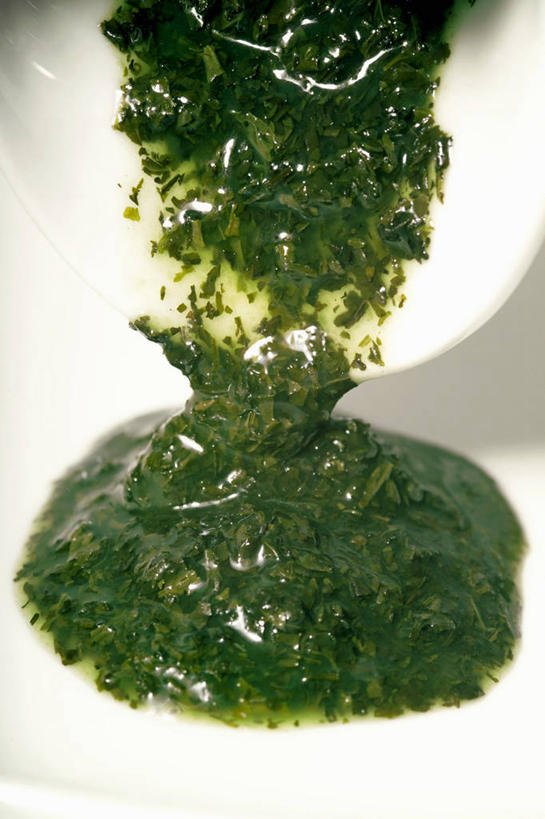 无人,竖图,俯视,室内,特写,白天,桌面,桌子,阴影,反射,木制,影子,陶瓷,调料,酱料,酱汁,佐料,薄荷,银丹草,陶瓷制品,调味品,调味料,酱,一个,绿色,木制品,容器,碗,香草,单个,储藏,储存,下降,降落,斑叶凤梨薄荷,夜息香,降低,下跌,下落,胡椒薄荷,芳香植物,彩图,高角度拍摄,贮存