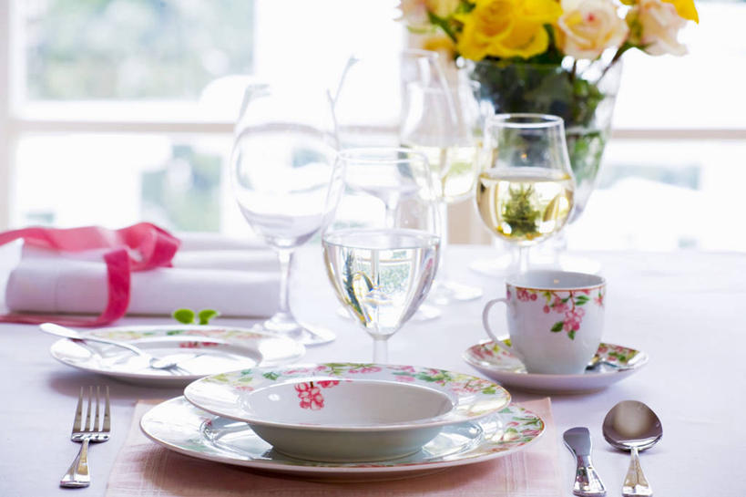 红酒,葡萄酒,无人,横图,俯视,室内,特写,白天,智慧,桌面,桌子,杯子,餐具,花瓶,阴影,朦胧,模糊,艺术,装饰,盛开,反射,木制,叉子,刀叉,刀子,碟子,高脚杯,盘,丝绸,丝带,影子,勺子,缎带,红酒杯,白葡萄酒,酒类,花蕾,文化,玻璃制品,绸带,酒,花,花瓣,花朵,鲜花,饮料,一个,插花,盘子,玻璃瓶,餐巾,酒杯,木制品,瓶子,调羹,碟,汤匙,花苞,花蕊,单个,华丽,修饰,插花艺术,点缀,创造,葡萄酒杯,餐刀,创作,想象,餐叉,衬托,美观,雅致,雅观,保洁方巾,口布,玻璃杯,进餐用具,彩图,高角度拍摄