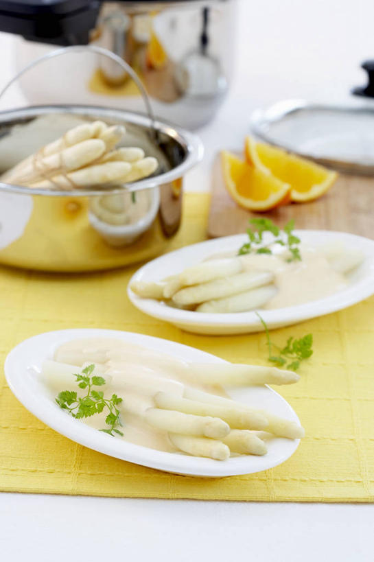 无人,竖图,俯视,室内,特写,白天,烹饪,桌面,桌子,柑橘,芦笋,蔬菜,餐具,厨具,水果,金属制品,阴影,朦胧,模糊,新鲜,反射,金属,木制,碟子,锅子,盘,影子,调料,酱料,酱汁,佐料,食品,调味品,调味料,锅,酱,辣酱,食物,一个,白色,盘子,木制品,碟,有机食品,绿色食品,单个,锅具,辣椒酱,烹饪用具,烹调用具,橘子,桔子,橙子,橙,猪尾巴,药鸡豆子,石刁柏,蚂蚁杆,龙须菜,狼尾巴根,烹调,彩图,高角度拍摄