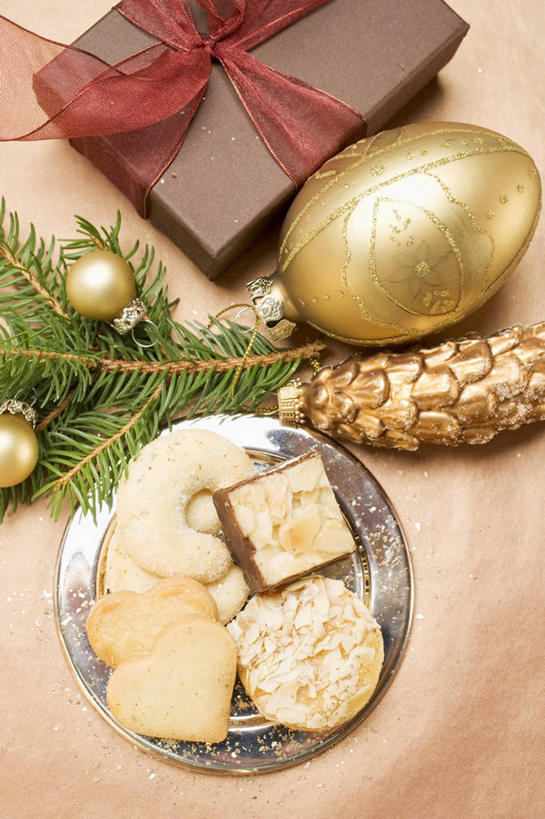 点心,无人,竖图,俯视,室内,特写,白天,桌面,桌子,礼盒,礼物,叶子,圣诞节,阴影,节日,庆祝,装饰,反射,木制,挂饰,丝绸,丝带,影子,纸盒,食品,绿叶,缎带,圣诞球,曲奇,文化,绸带,盒子,球,食物,一个,包装盒,木制品,礼品盒,饼干,零食,庆典,球体,嫩叶,礼品,单个,纪念,华丽,修饰,点缀,曲奇饼,曲奇饼干,衬托,美观,雅致,雅观,叶,叶片,彩图,高角度拍摄