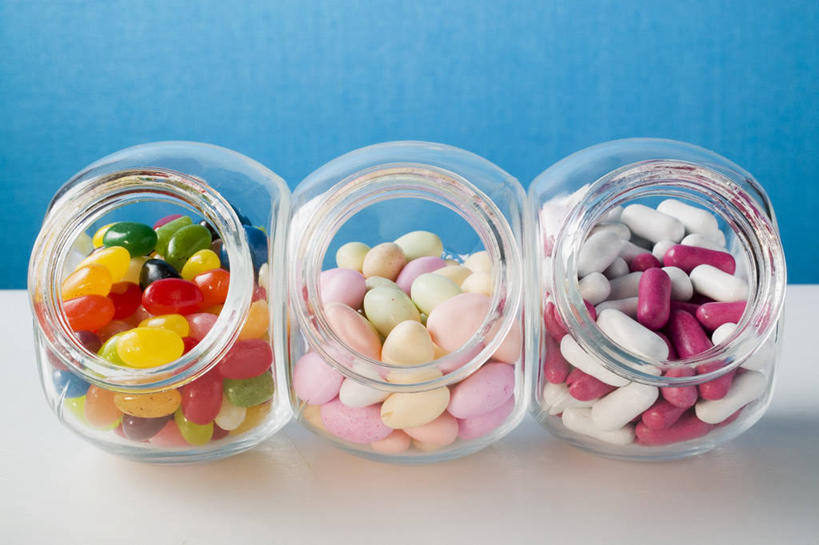 无人,横图,俯视,室内,特写,白天,桌面,桌子,玻璃,一堆,一排,许多,阴影,堆叠,堆积,蓝色背景,整齐,反射,木制,影子,食品,糖,糖果,甜点,甜品,软糖,很多,玻璃制品,食物,排列,三个,玻璃瓶,木制品,瓶子,甜食,摄影,影棚,堆,队列,广口瓶,彩图,高角度拍摄,影棚拍摄,拍摄