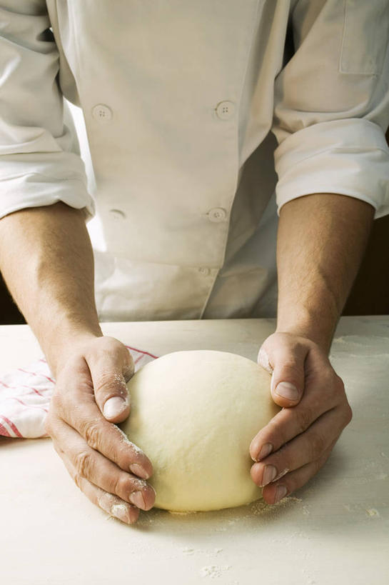 西方人,一个人,厨师,站,竖图,俯视,室内,特写,白天,工作服,制服,烹饪,西餐,桌面,桌子,欧洲,欧洲人,仅一个男性,仅一个人,握,阴影,反射,木制,粉末,影子,面粉,料理,食品,披萨,匹萨,粮食,菜肴,美食,食物,仅一个年轻男性,木制品,快餐,站着,粉,西式,握着,佳肴,农产品,比萨,西式快餐,垃圾食品,原材料,意大利薄饼,粉状,工作制服,男人,男性,年轻男性,白种人,厨师长,厨子,大厨,主厨,站立,半身,彩图,高角度拍摄,工作套服