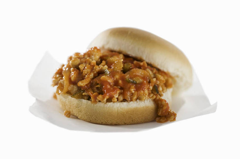 点心,面包,无人,横图,俯视,室内,特写,白天,白色背景,烹饪,西餐,餐桌,桌面,桌子,阴影,反射,木制,包装,包装纸,影子,纸,肉,汉堡,牛肉,料理,食品,面点,纸张,菜肴,美食,肉类,食物,糕点,一个,白色,木制品,快餐,西式,摄影,佳肴,影棚,单个,餐台,包装材料,牛皮纸,肉食,西式快餐,垃圾食品,彩图,高角度拍摄,影棚拍摄,拍摄