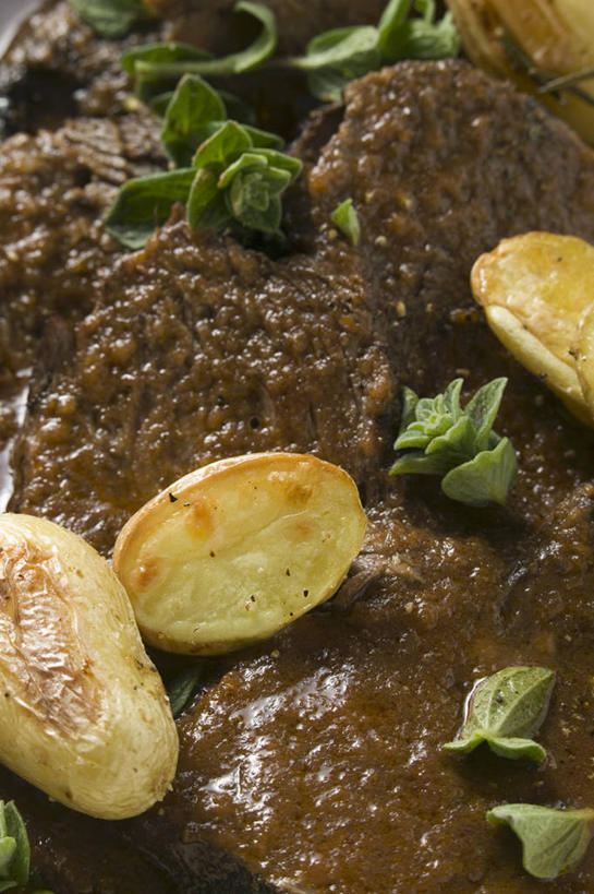 无人,竖图,俯视,室内,特写,白天,烹饪,西餐,桌面,桌子,蔬菜,土豆,叶子,阴影,新鲜,反射,木制,影子,肉,牛排,牛肉,料理,食品,绿叶,菜肴,美食,肉类,食物,木制品,嫩叶,西式,佳肴,有机食品,绿色食品,肉食,馍馍蛋,叶,叶片,洋芋,山药蛋,马铃薯,彩图,高角度拍摄