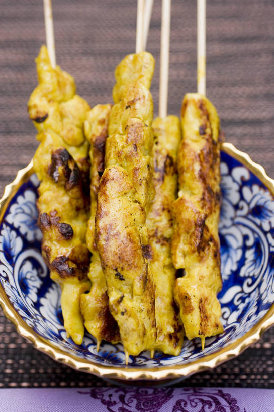 无人,竖图,俯视,室内,特写,白天,烧烤,桌面,桌子,餐具,一堆,阴影,堆叠,堆积,反射,木制,碟子,盘,影子,鸡肉,肉,肉类,竹签,一个,盘子,木制品,碟,单个,堆,肉食,取食签,彩图,高角度拍摄