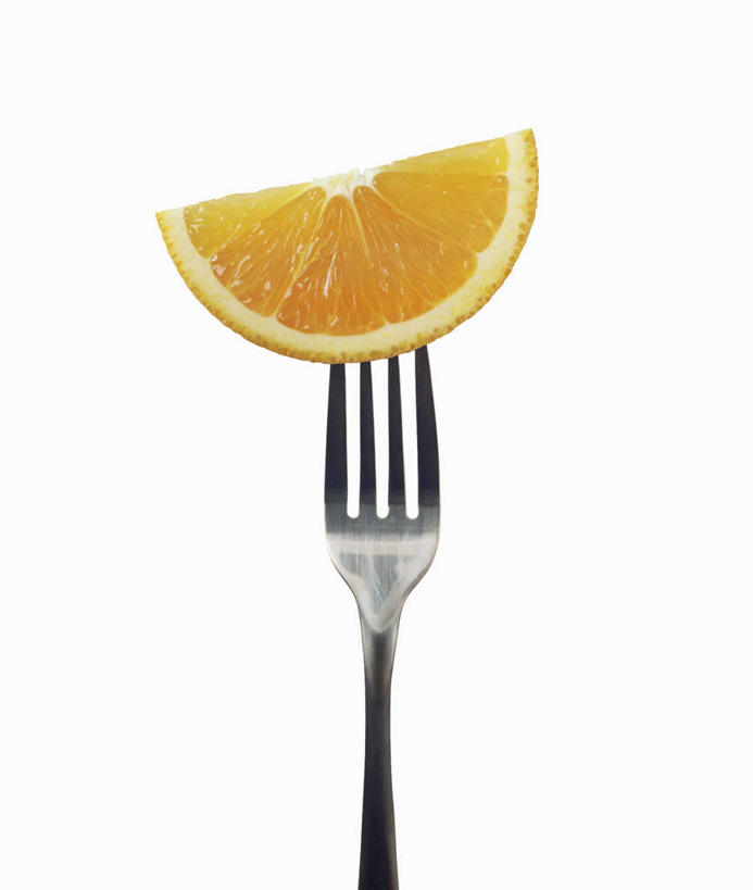 无人,竖图,俯视,室内,特写,白天,白色背景,桌面,桌子,餐具,水果,金属制品,一把,阴影,新鲜,反射,金属,木制,叉子,影子,生食,食品,果实,食物,一个,黄色,木制品,摄影,有机食品,绿色食品,影棚,单个,餐叉,酸橙,代代,进餐用具,橙子,橙,彩图,高角度拍摄,影棚拍摄,拍摄