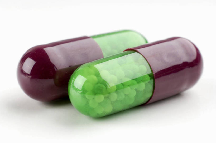 无人,横图,俯视,室内,特写,白天,白色背景,安全,桌面,桌子,阴影,反射,木制,药剂,影子,防护,胶囊,两个,木制品,药品,治疗,摄影,影棚,保护,药物,医疗,保险,预防,平安,彩图,高角度拍摄,影棚拍摄,拍摄