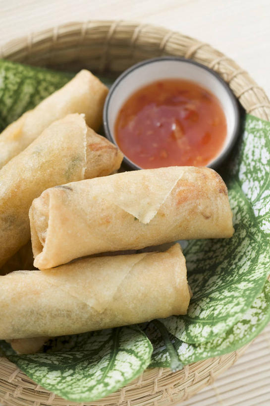 点心,无人,交叉,竖图,俯视,室内,特写,白天,植物,桌面,桌子,竹子,辣椒,叶子,阴影,竹制,编织,反射,木制,篮子,纹理,影子,陶瓷,调料,酱料,酱汁,佐料,料理,食品,面点,绿叶,陶瓷制品,调味品,调味料,酱,辣酱,春卷,美食,食物,一个,绿色,木制品,容器,竹篮,碗,中式,嫩叶,单个,储藏,竹条,交织,辣椒酱,竹制品,储存,薄饼,辣角,红海椒,大椒,辣虎,广椒,肌理,春饼,穿插,叶,叶片,叶脉,辣子,红辣椒,海椒,番椒,彩图,高角度拍摄,贮存