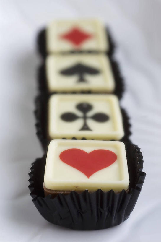 无人,竖图,俯视,室内,特写,白天,白色背景,爱情,桌面,桌子,一排,阴影,爱心,整齐,反射,木制,影子,食品,糖,糖果,甜点,甜品,浪漫,白巧克力,食物,排列,红色,黑色,木制品,甜食,巧克力,温暖,温馨,心形,恩爱,摄影,影棚,朱古力,纸托,和睦,队列,蛋糕托,蛋糕托纸,蛋糕纸托,心型,彩图,高角度拍摄,影棚拍摄,拍摄,融洽