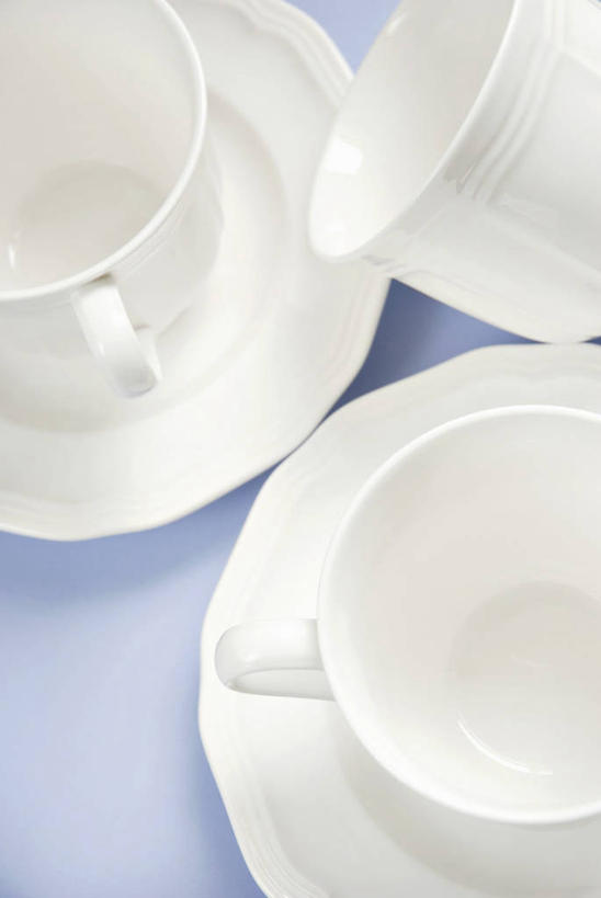 无人,竖图,俯视,室内,特写,白天,桌面,桌子,静物,杯子,餐具,阴影,反射,木制,瓷器,碟子,盘,影子,咖啡杯,陶瓷制品,三个,白色,盘子,木制品,碟,摄影,影棚,瓷杯,彩图,高角度拍摄,影棚拍摄,拍摄