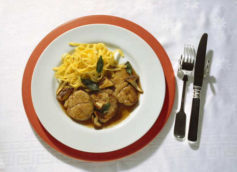 无人,家庭,横图,俯视,室内,特写,白天,白色背景,烹饪,西餐,智慧,桌面,桌子,蔬菜,餐具,金属制品,复活节,阴影,节日,庆祝,新鲜,反射,金属,木制,叉子,刀叉,刀子,碟子,盘,影子,菌菇,香菇,肉,牛肉,料理,食品,菌类,文化,菜肴,美食,肉类,食物,一个,盘子,木制品,碟,庆典,食用菌,西式,摄影,佳肴,有机食品,绿色食品,影棚,单个,纪念,鼠尾草,餐刀,肉食,餐叉,理性,进餐用具,彩图,高角度拍摄,影棚拍摄,拍摄