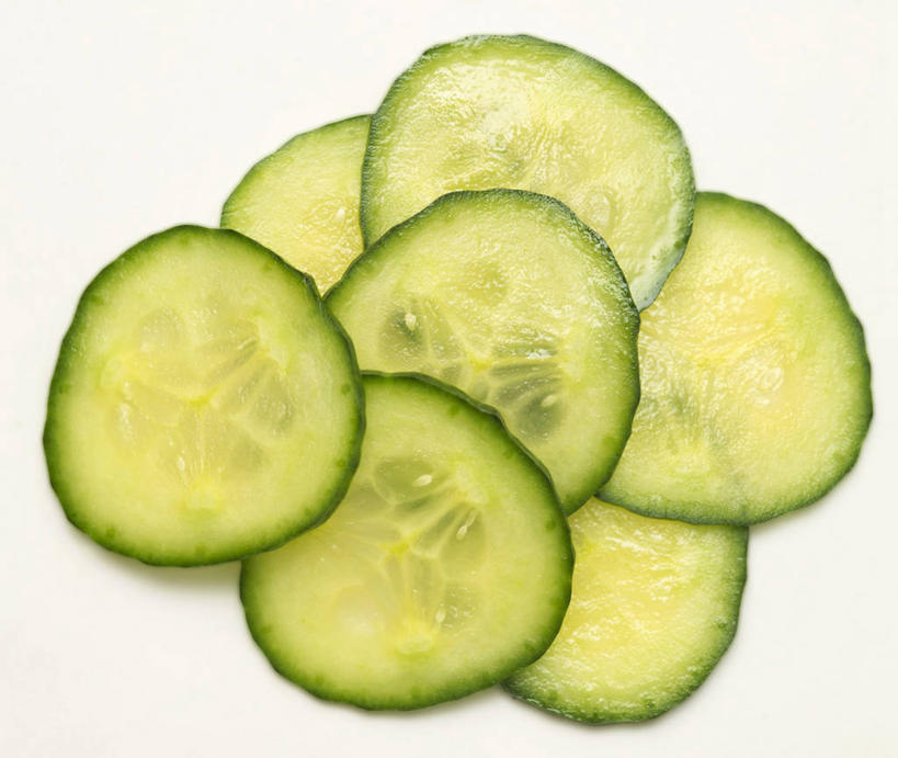 无人,横图,俯视,室内,特写,白天,白色背景,桌面,桌子,黄瓜,蔬菜,切开,阴影,新鲜,反射,木制,影子,食品,食物,绿色,木制品,切,摄影,有机食品,绿色食品,影棚,剖面,切面,青瓜,胡瓜,彩图,高角度拍摄,影棚拍摄,拍摄