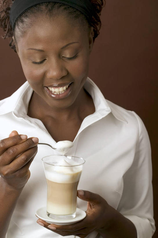 咖啡,西方人,一个人,站,笑,微笑,露齿笑,竖图,室内,白天,正面,衬衫,幸福,杯子,欧洲,非洲,黑人,欧洲人,仅一个年轻女性,仅一个女性,仅一个人,握,服装,勺子,一杯,拿,拿着,注视,娱乐,玻璃制品,饮料,两个,衣服,水杯,调羹,汤匙,观察,看,站着,享受,休闲,温馨,放松,乐趣,握着,服饰,观看,察看,提神,舒适,衣着,穿着,关注,醒脑,软饮料,拿铁,衣饰,拿铁咖啡,年轻女性,女人,女性,非洲人,玻璃杯,站立,半身,彩图,衬衣