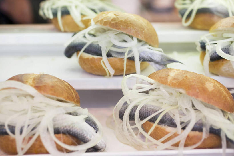 点心,海鲜,面包,无人,横图,俯视,室内,特写,白天,烹饪,西餐,餐桌,桌子,蔬菜,洋葱,餐具,阴影,朦胧,模糊,新鲜,反射,碟子,盘,影子,肉,鱼肉,三明治,料理,食品,面点,水产,菜肴,美食,肉类,海洋生物,食物,糕点,盘子,碟,快餐,西式,佳肴,有机食品,绿色食品,餐台,鲱鱼,玉葱,水生动物,海产品,水生物,肉食,西式快餐,海底动物,小圆面包,三文治,圆葱,洋葱头,球葱,葱头,彩图,高角度拍摄