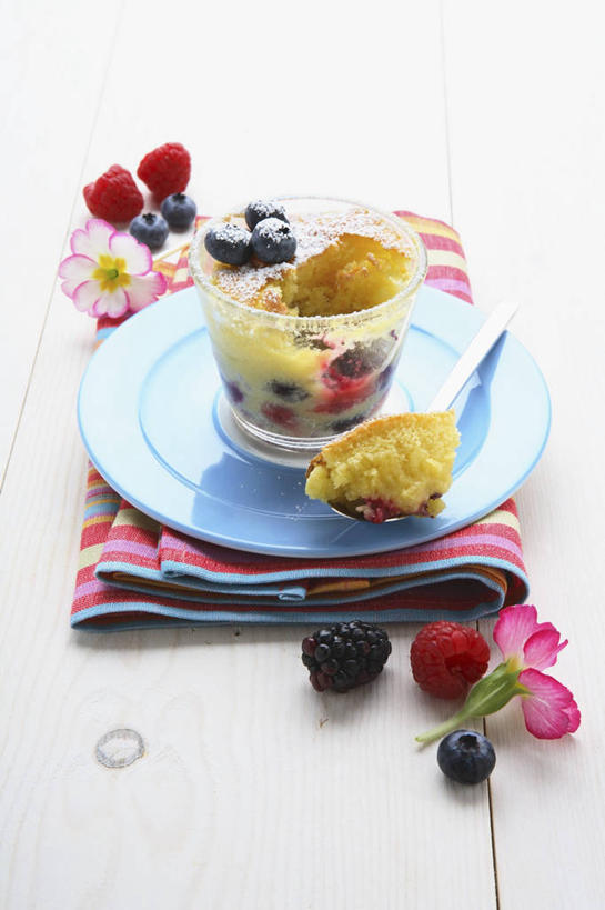 无人,竖图,俯视,室内,特写,白天,白色背景,餐桌,桌子,浆果,杯子,餐具,水果,阴影,新鲜,反射,碟子,粉末,盘,影子,桑葚,桑椹,调料,生食,食品,糖,果实,调味品,调味料,玻璃制品,食物,两个,盘子,餐巾,水杯,碟,覆盆子,粉,摄影,有机食品,绿色食品,影棚,餐台,山莓,树莓,三月泡,四月泡,山抛子,刺葫芦,悬钩子,馒头菠,高脚菠,龙船泡,泡儿刺,粉状,粉剂,保洁方巾,口布,玻璃杯,彩图,高角度拍摄,影棚拍摄,拍摄