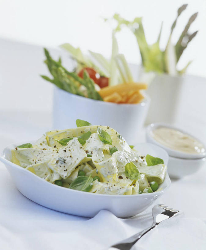 面食,面条,意大利面,无人,竖图,俯视,室内,特写,白天,白色背景,西餐,植物,餐桌,桌子,叶子,五个,许多,阴影,装饰,反射,影子,勺子,陶瓷,面,香料,料理,食品,绿叶,草药,陶瓷制品,中药,食物,容器,调羹,汤匙,碗,香草,嫩叶,西式,摄影,影棚,餐台,储藏,华丽,修饰,点缀,罗勒,配菜,储存,紫苏,药材,中草药,九层塔,圣约瑟夫草,甜罗勒,兰香,中药材,本草,衬托,美观,雅致,雅观,叶,叶片,彩图,高角度拍摄,影棚拍摄,拍摄,贮存