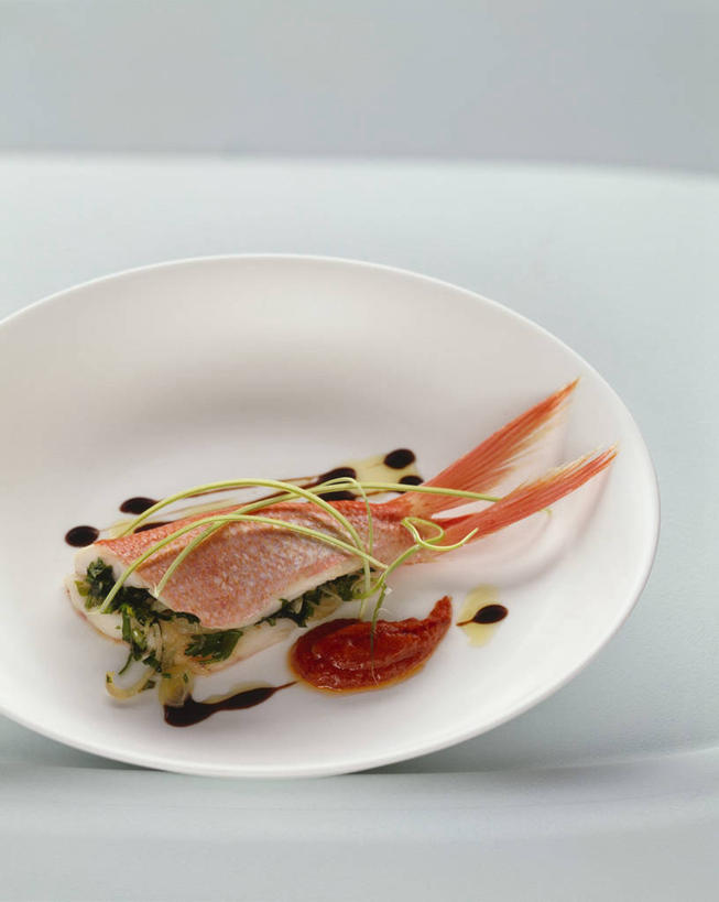 无人,竖图,俯视,室内,特写,白天,白色背景,餐桌,桌子,阴影,反射,影子,陶瓷,肉,鱼肉,陶瓷制品,肉类,一个,容器,碗,摄影,影棚,单个,餐台,储藏,储存,肉食,鲻鱼,彩图,高角度拍摄,影棚拍摄,拍摄,贮存,丁鱼,乌支,乌鲻,黑耳鲻