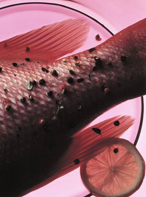 无人,竖图,俯视,室内,特写,白天,餐桌,桌子,柠檬,餐具,水果,玻璃,一条,切开,阴影,粉色背景,新鲜,反射,鱼,碟子,盘,影子,生食,食品,果实,鲷鱼,鱼类,玻璃制品,食物,一个,盘子,碟,切,摄影,有机食品,绿色食品,影棚,单个,餐台,鲷,加吉鱼,铜盆鱼,剖面,切面,班加吉,加真鲷,益母果,柠果,彩图,高角度拍摄,影棚拍摄,拍摄